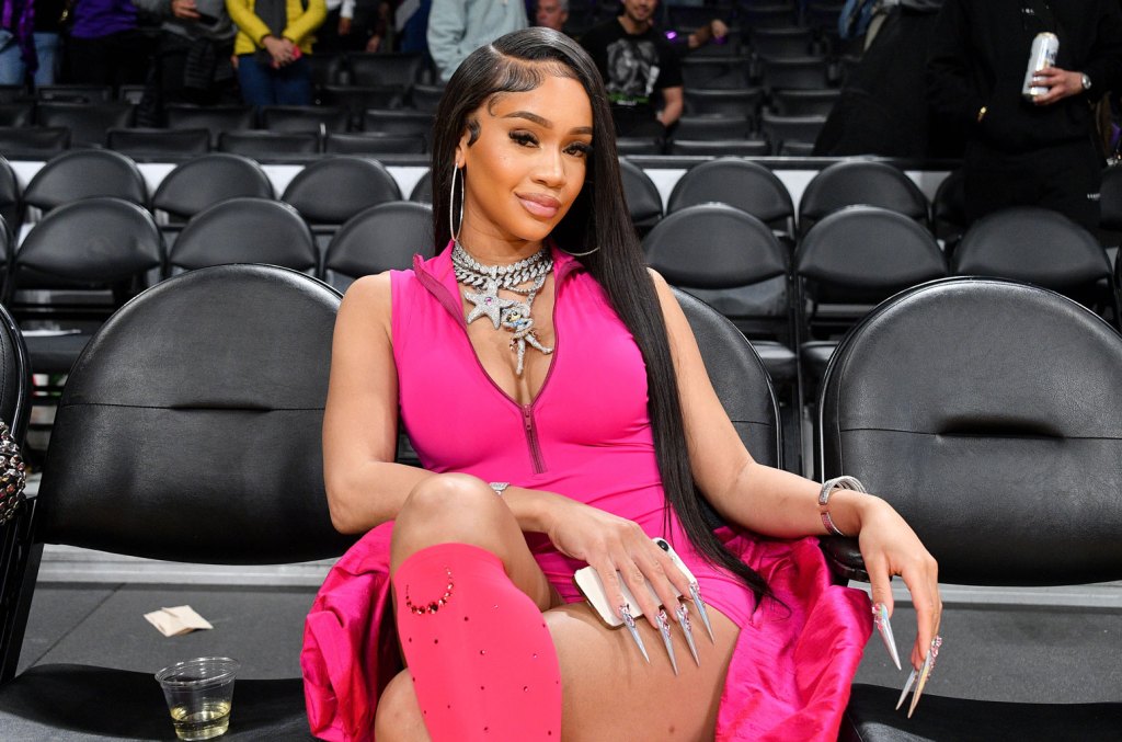 Saweetie lançou seu single animado "Boffum" e anunciou a data de lançamento de seu próximo EP 'Hella Pressure'. (Foto: Reprodução)