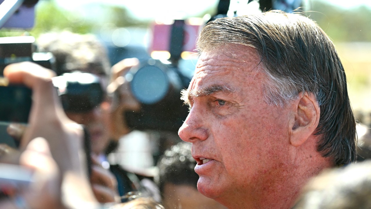 O ex-presidente Jair Bolsonaro fala após colocar tornozeleira eletrônica - 18/07/2025 (Foto: EVARISTO SA/AFP)