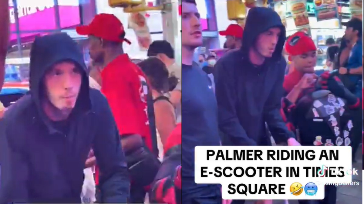 Cole Palmer andando de patinete na Times Square na véspera da final (Foto: Reprodução redes sociais)