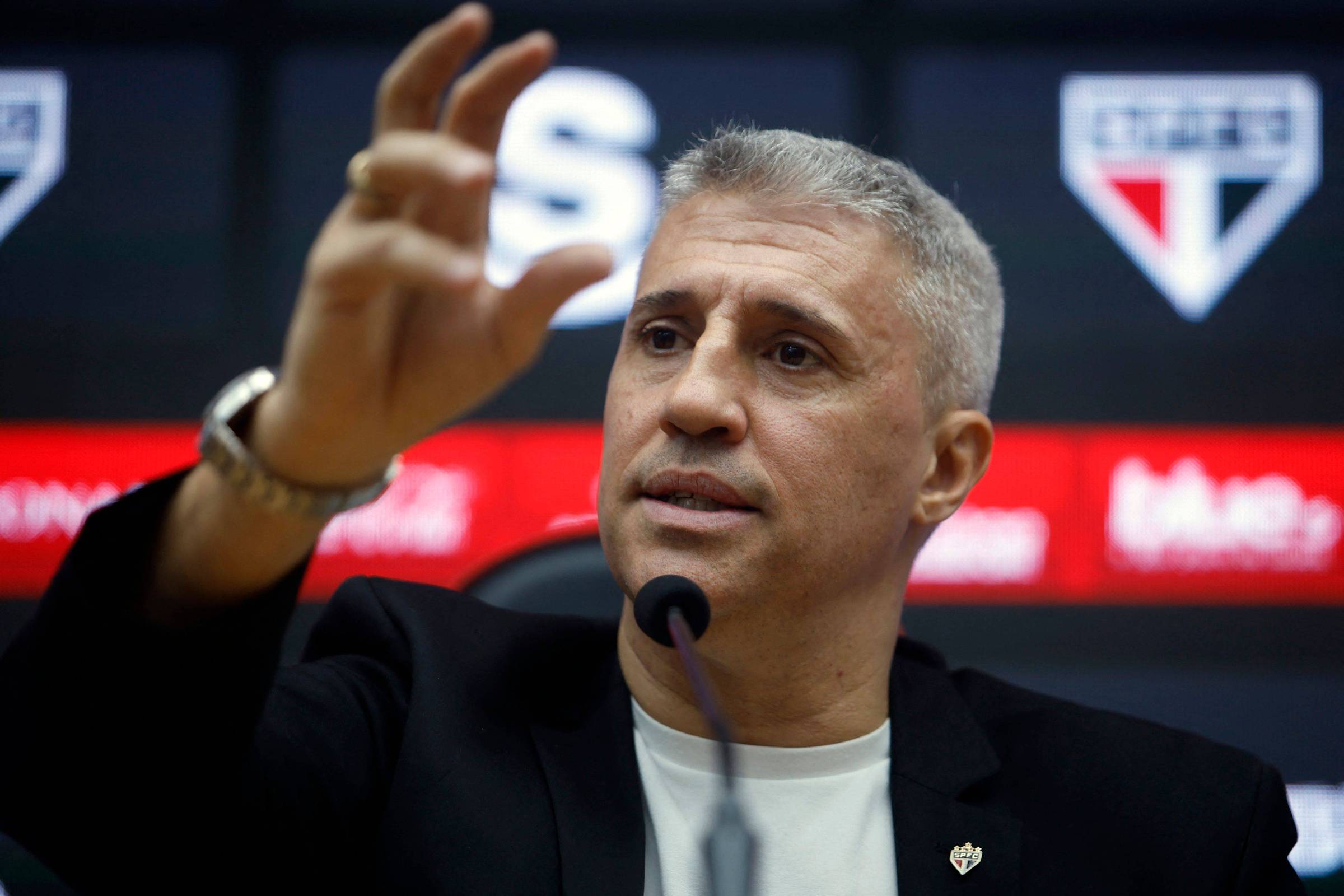 Crespo destaca que desempenho do futebol brasileiro na Copa de Clubes é esperado Crespo concede entrevista a jornalistas durante apresentação no Morumbi (Foto: Miguel Schincariol - 24.jun.2025/AFP)