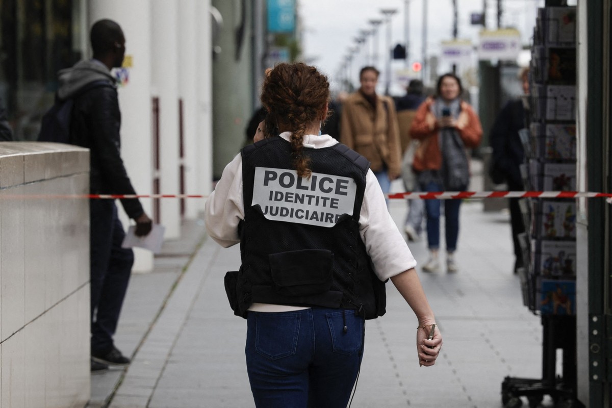 Polícia impede ataque de jovem 'incel' contra mulheres na França Polícia da França em estação de trem de Paris (Foto: Geoffroy VAN DER HASSELT / AFP)
