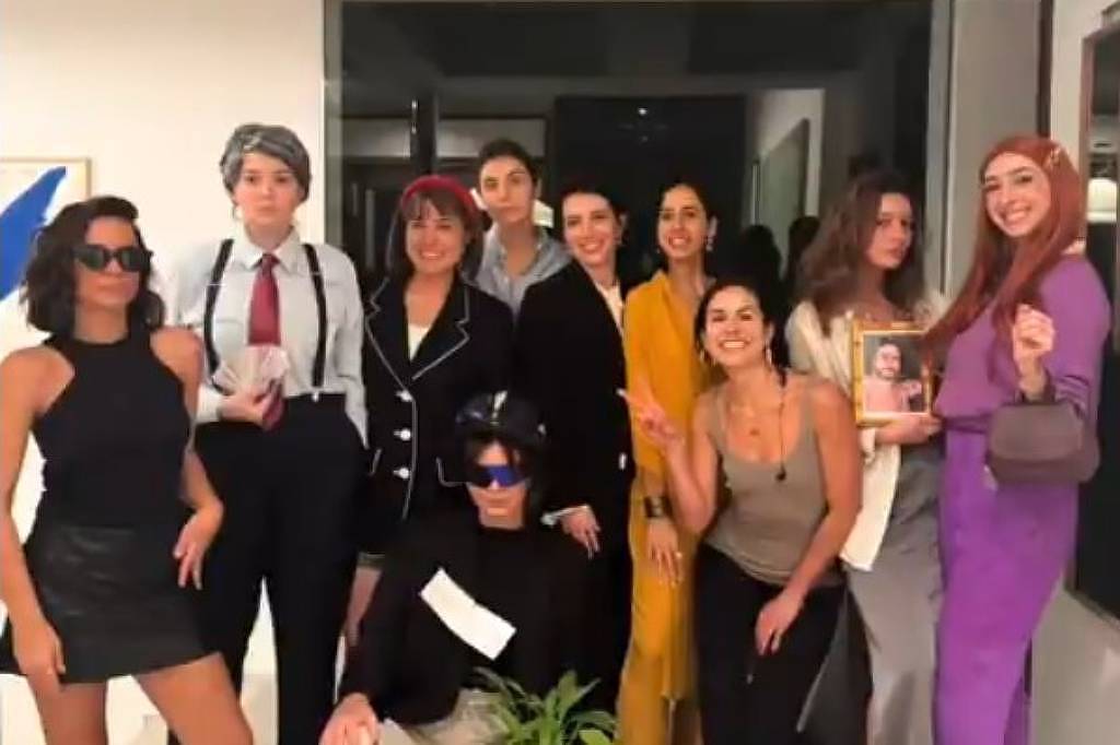 Amigas organizam jantar temático inspirado na novela 'Vale Tudo' e compartilham vídeo Jovem faz jantar com tema de 'Vale Tudo' com amigas (Foto: Reprodução TikTok/Victoria Ripper)