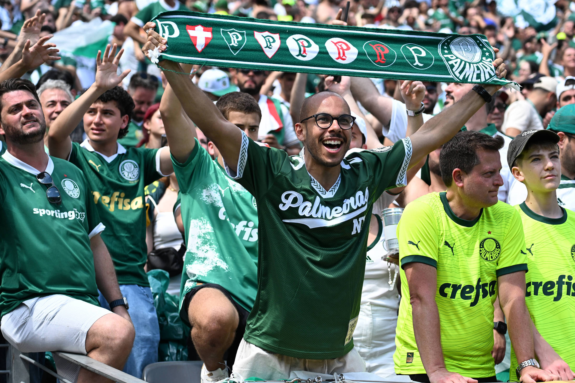 Futebol impulsiona 61% dos brasileiros a realizarem compras, aponta pesquisa Torcedores acompanham partida entre Palmeiras e Al Ahly pela Copa do Mundo de Clubes (Foto: Li Rui - 20.jun.2025/Xinhua)