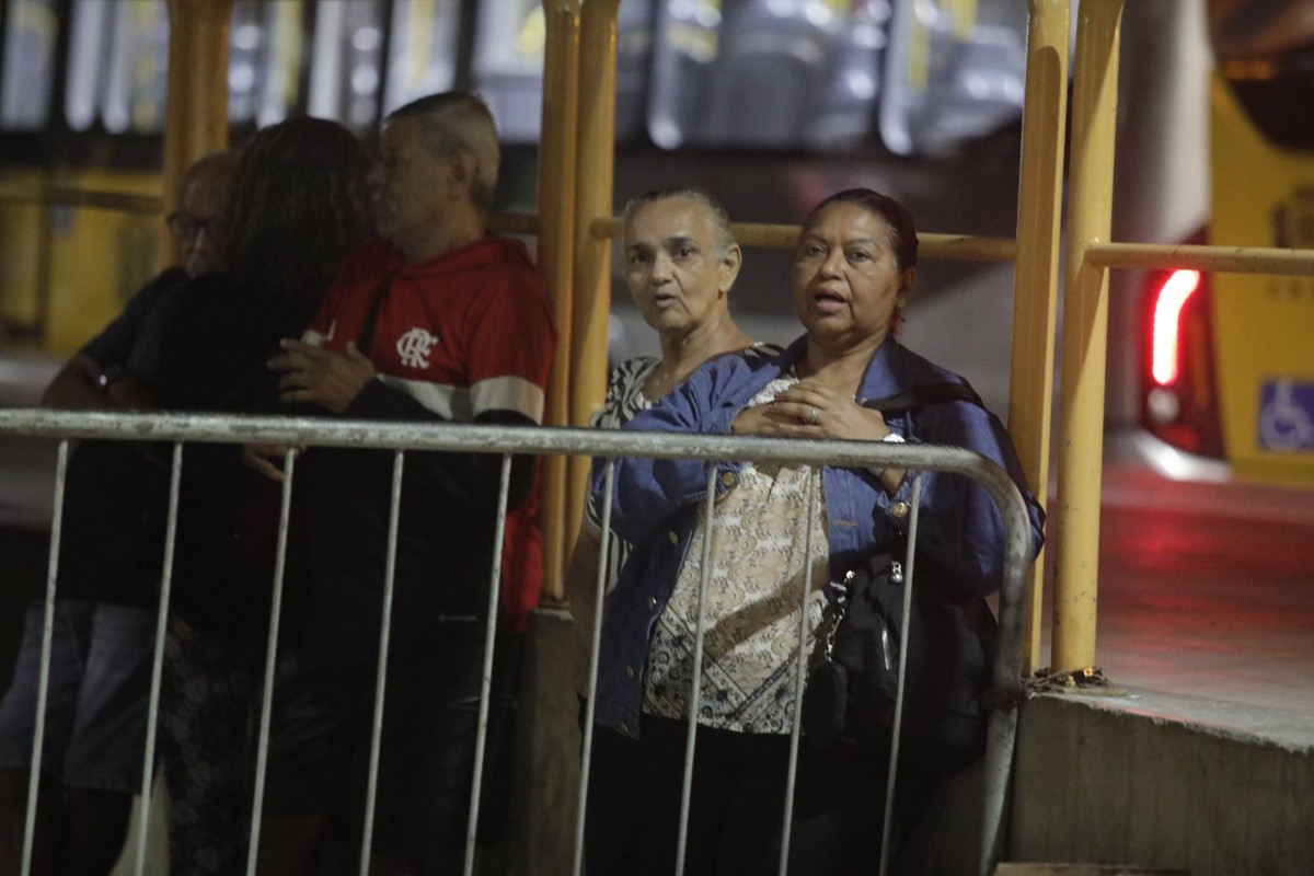 Idosos enfrentam madrugadas em filas para garantir cartão de gratuidade Jaé Maria do Carmo Cotrim, 67 anos, a primeira da fila do posto de atendimento do Jaé em Madureira; ela chegou às 3h (Foto: Fabiano Rocha / Agência O Globo)