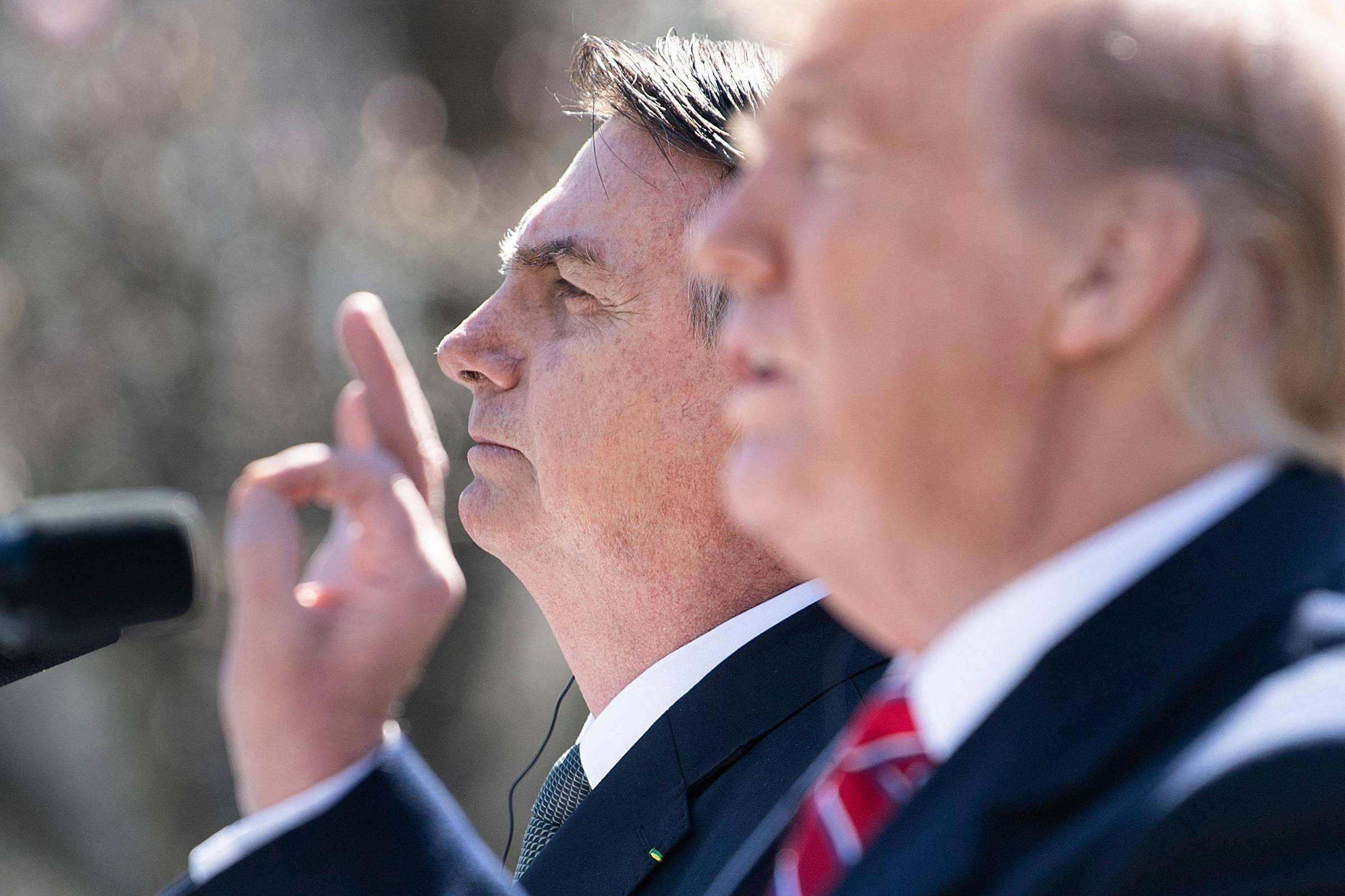 Bolsonaristas reconhecem desgaste com tarifas de Trump e culpam Lula pela situação Jair Bolsonaro e Donald Trump em imagem de 2019 (Foto: Brendan Smialowski - 19.mar.2019/AFP)