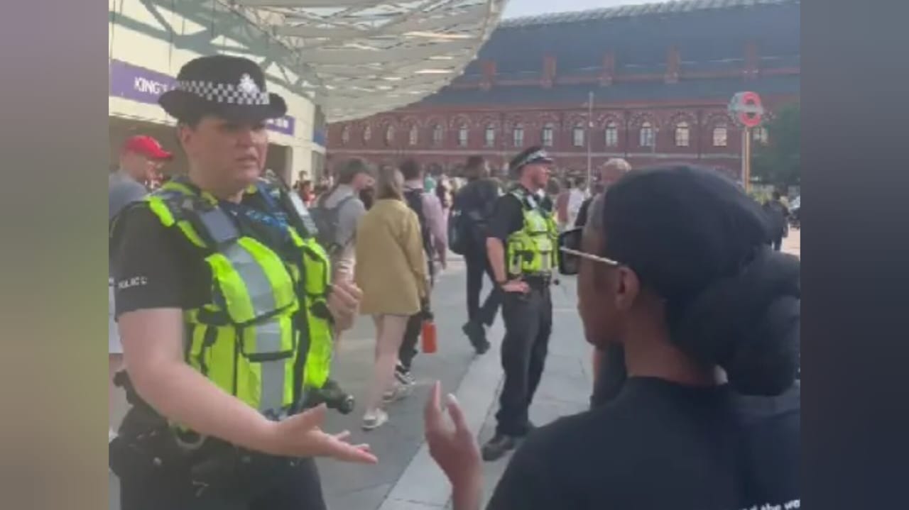 Policial tenta silenciar pregadora em Londres durante manifestação religiosa A evangelista Monique foi abordada por uma oficial da Polícia Metropolitana do Reino Unido. (Foto: Reprodução/Instagram/MON B)