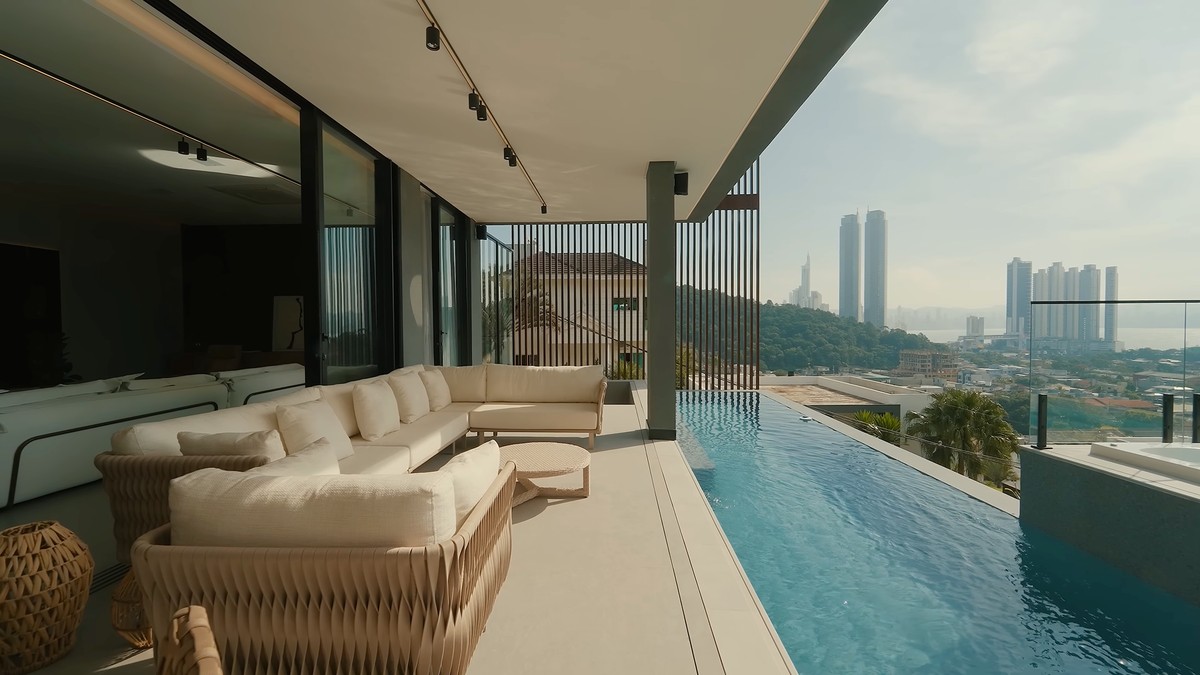 Mansão de R$ 28 milhões em Balneário Camboriú encanta com vista deslumbrante para o mar Luxo em Balneário Camboriú: casa triplex de R$ 28 milhões chama atenção pela exclusividade (Foto: Divulgação)