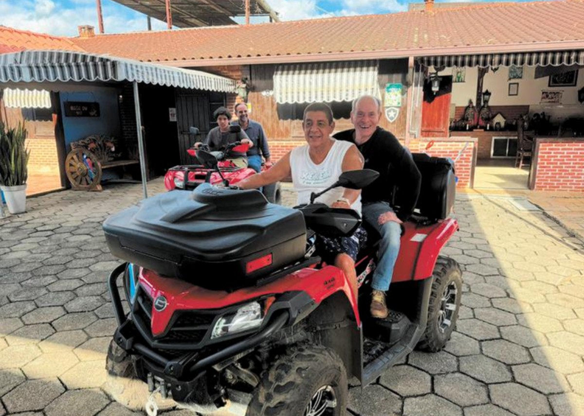 Ney Matogrosso e Zeca Pagodinho se encontram e geram a 'foto do ano' em evento divertido Zeca com Ney ainda no sítio. Visita ao bairro comoveu o visitante: “Fiquei impressionado. A porta da casa fica aberta, todo mundo fala o nome dele” (Foto: Divulgação/Louiz Carlos da Silva)