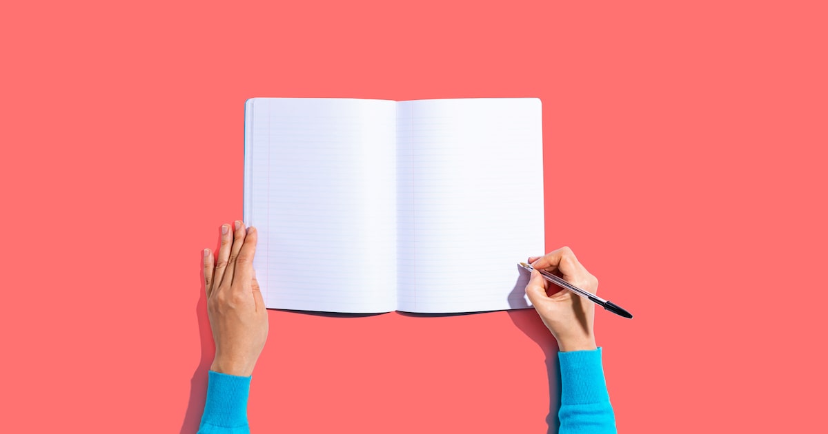 Incorporar a escrita à mão na rotina traz benefícios surpreendentes para a mente Escrever à mão é um hábito positivo e que merece ser incorporado à rotina (Foto: Tierney/Adobe Stock)