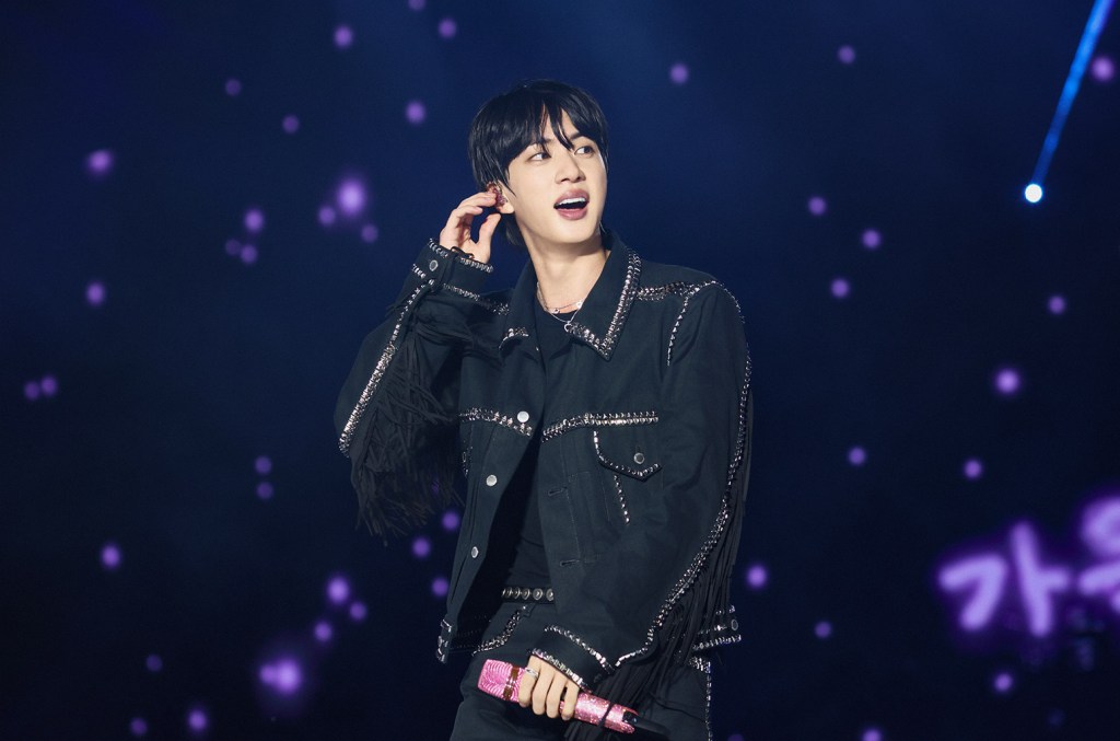 Jin do BTS realiza exibições ao vivo de seu show em Amsterdã em cinemas do mundo todo Jin do BTS irá apresentar transmissões ao vivo de seu show em Amsterdã em cinemas para que os fãs possam assistir em todo o mundo. Veja como adquirir ingressos. (Foto: Reprodução)