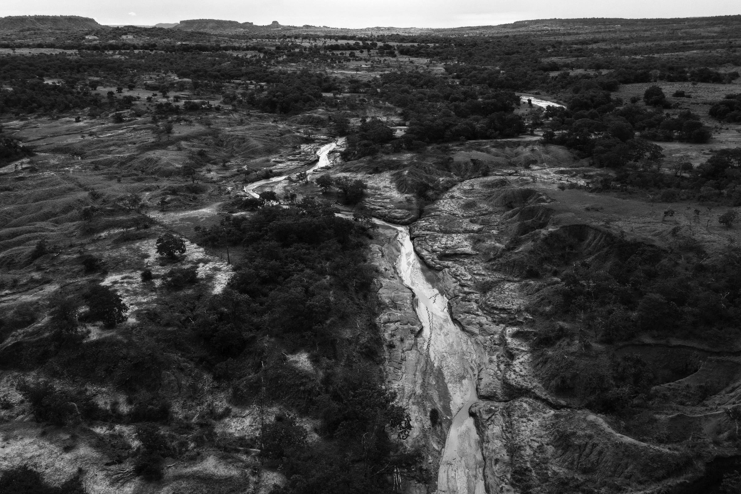 Cerrado enfrenta devastação e revela o coração queimado da natureza brasileira Leito seco de rio em área de desertificação do cerrado, em Gilbues (PI) (Foto: Lalo de Almeida - 20.mar.24/Folhapress)