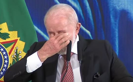 Lula se emociona durante lançamento de programa do SUS no Planalto (Foto: YouTube/Lula/Reprodução)
