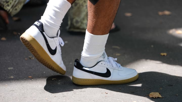 Tênis Nike brancos em 26 de junho de 2025 em Paris, França. (Foto: Edward Berthelot | Getty Images Entertainment | Getty Images)