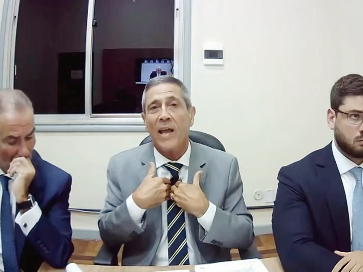 Moraes exige defesa sobre voo de Braga Netto a Brasília em 24 horas Braga Netto é interrogado remotamente pela Primeira Turma do STF (Foto: Reprodução/TV Justiça)