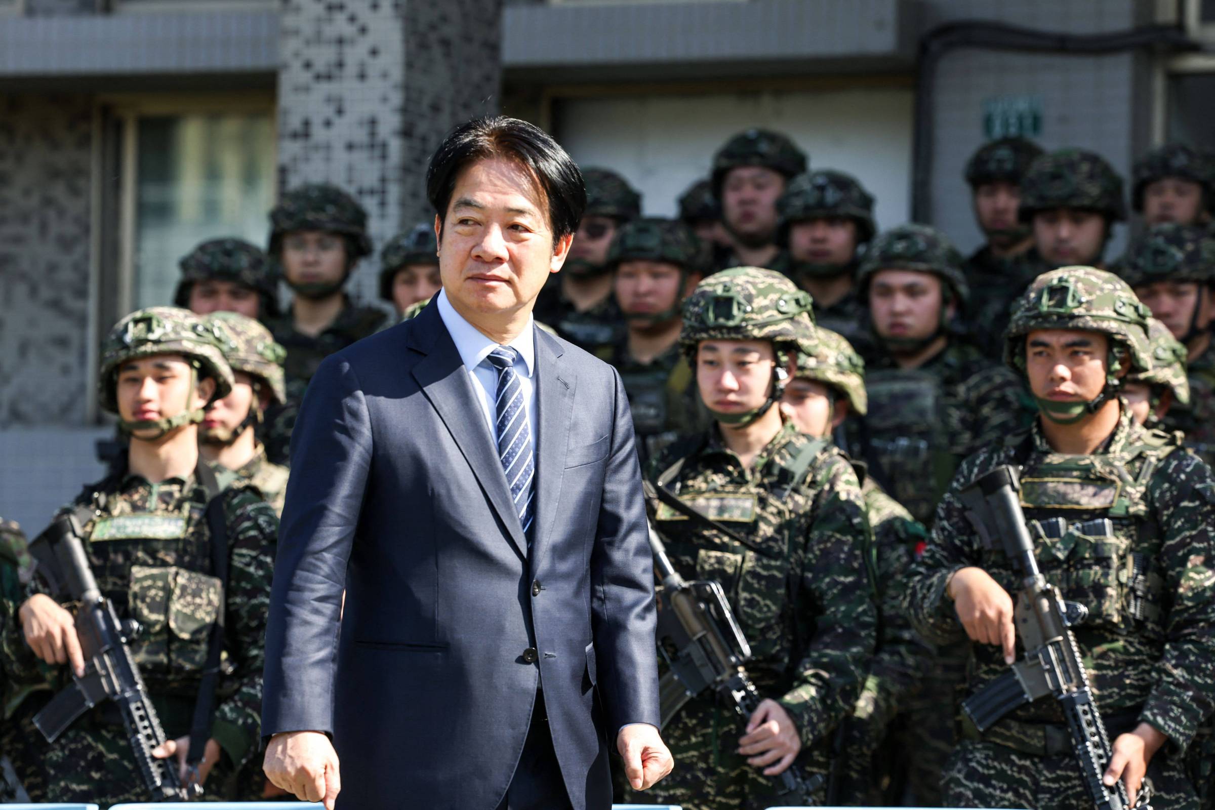 Presidente de Taiwan, Lai Ching-te, passa em revista as tropas durante visita à base aérea de Songshan, em Taipei (Foto: I-Hwa Cheng - 21.mar.25/AFP)
