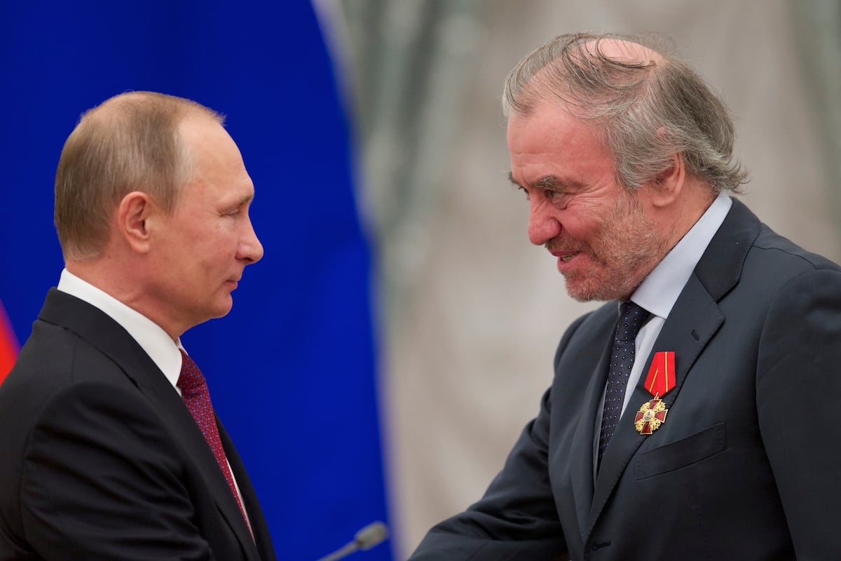 Polêmica marca retorno de Valery Gergiev com concerto pró-Putin na Itália O diretor de orquestra Valery Gergiev (direita) saúda o presidente Vladímir Putin em um ato em Moscou, em 2016. (Foto: Ivan Sekretarev/AP)