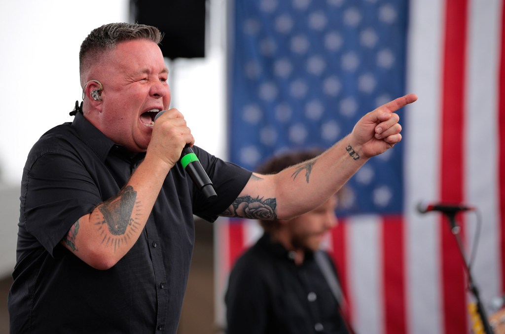 Dropkick Murphys homenageou o 'Primeiro Classe Perdedor' Donald Trump em sua apresentação no Vans Warped Tour no último fim de semana, incluindo uma montagem de fotos de Jeffrey Epstein/Trump. (Foto: Reprodução)