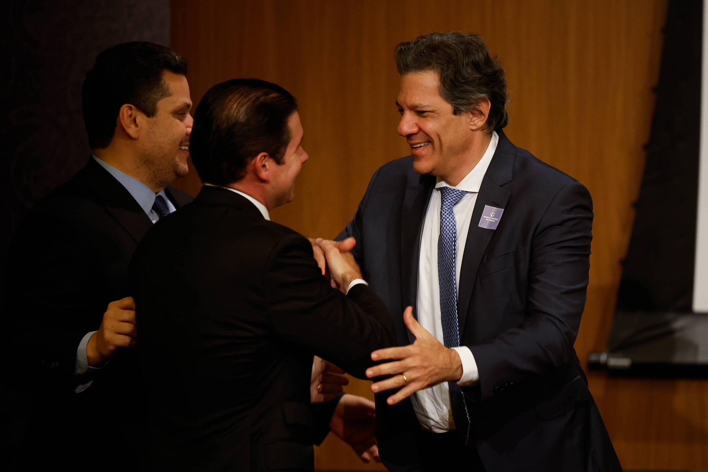 Governo avança em acordo do IOF e recua na tributação de risco sacado Ministro da Fazenda, Fernando Haddad, com os presidentes da Câmara, Hugo Motta (Republicanos-PB), e do Senado, Davi Alcolumbre (União Brasil-AP), em evento no Banco Central (Foto: Pedro Ladeira-02.abr.25/Folhapress)