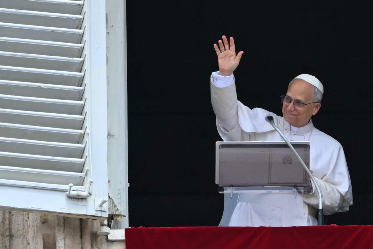 Papa Leão XIV clama por paz e pede fim da guerra em apelo à humanidade Papa Leão XIV acena para fiéis na Praça de São Pedro (Foto: Andreas SOLARO / AFP)