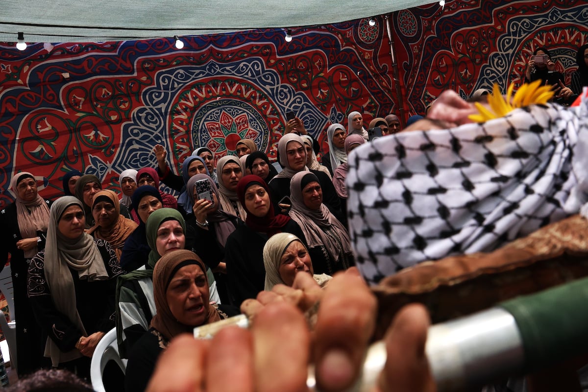 Entierro do palestino-estadunidense Sayfollah Musallet, de 23 anos, e do palestino Mohamed Shalabi, de 20 anos, durante seu funeral em Al Mazraa Al Sharqiya, neste domingo (Foto: Luis de Vega)