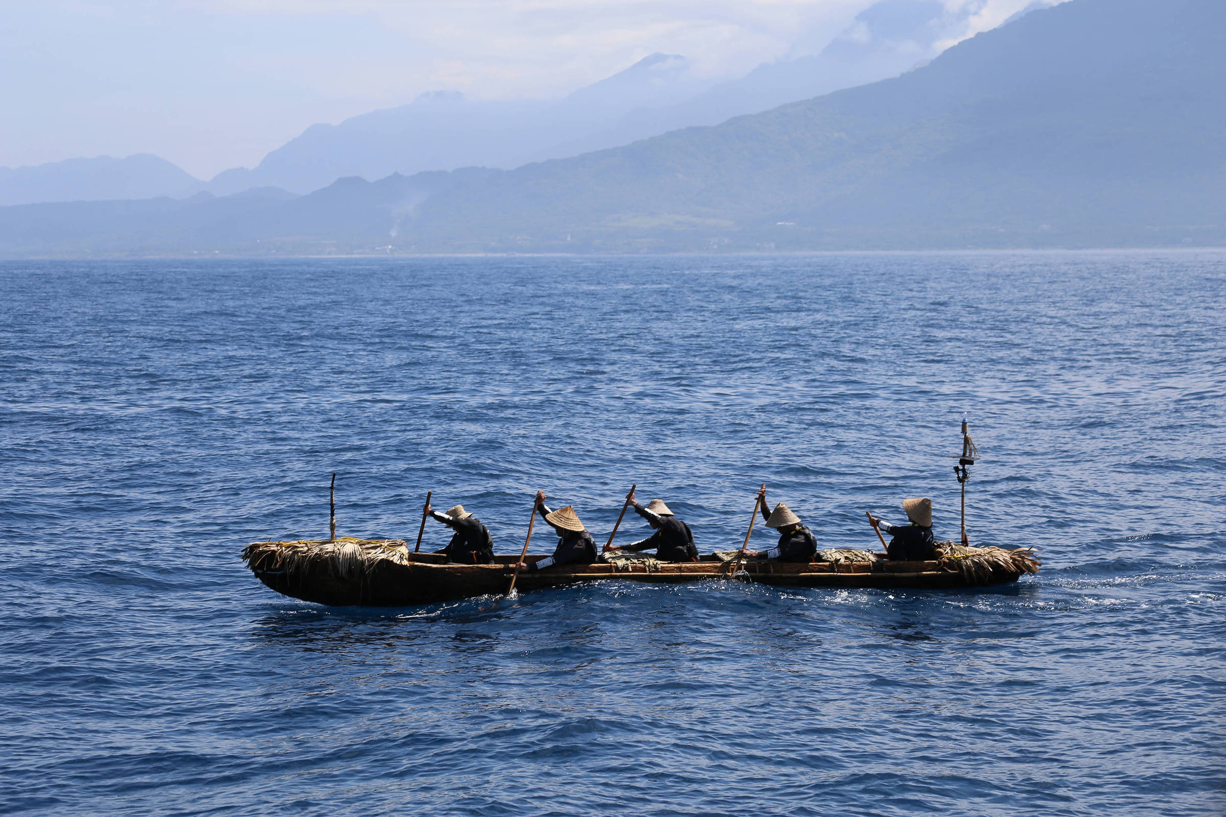 Pesquisadores em canoa criada para refazer viagem realizada há 30 mil anos (Foto: Museu Nacional de Natureza e Ciência de Tóquio/NYT)