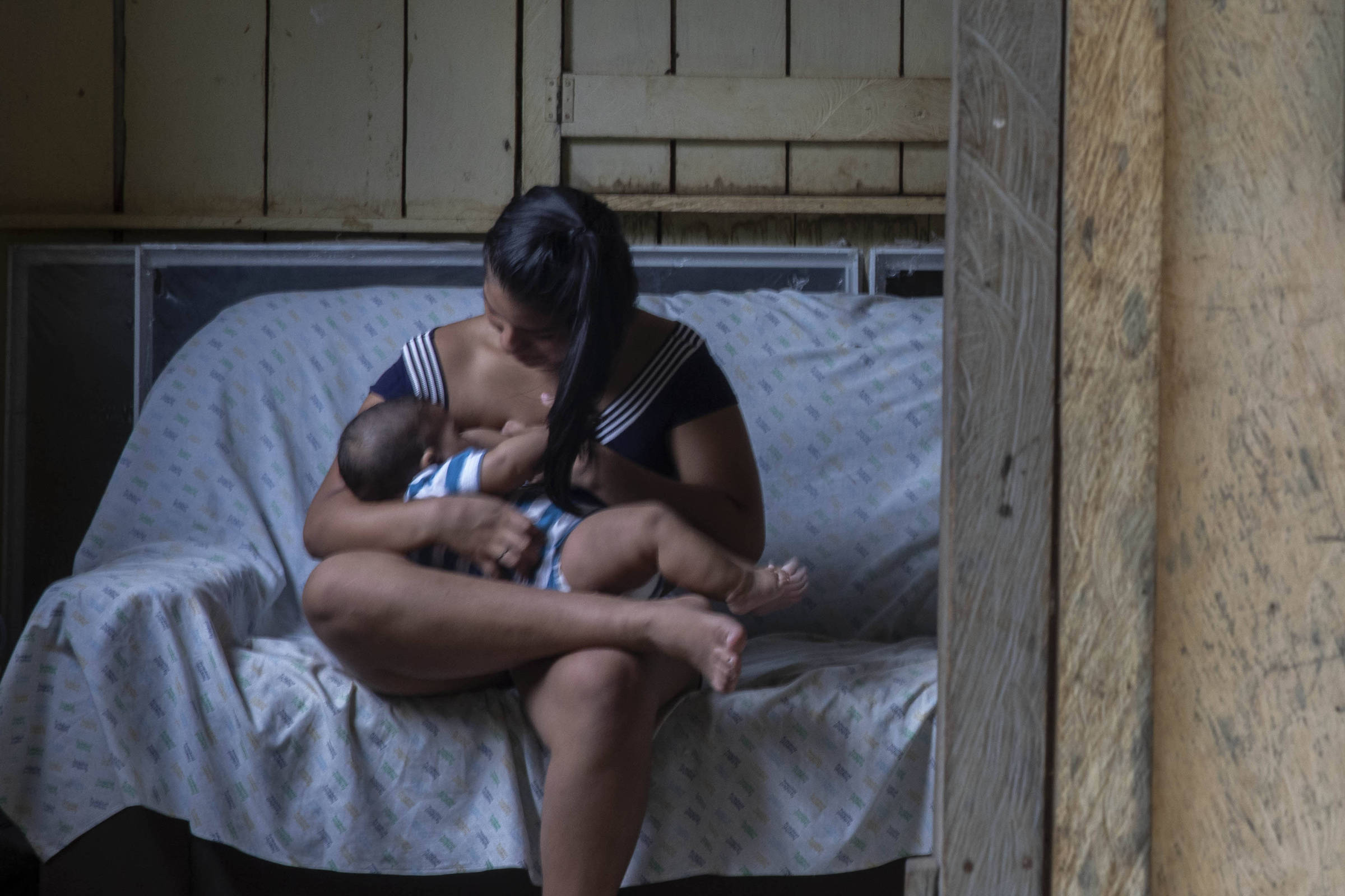 Bruna Nobrega, 15 anos, com o filho Artur de 5 meses (Foto: Reprodução)
