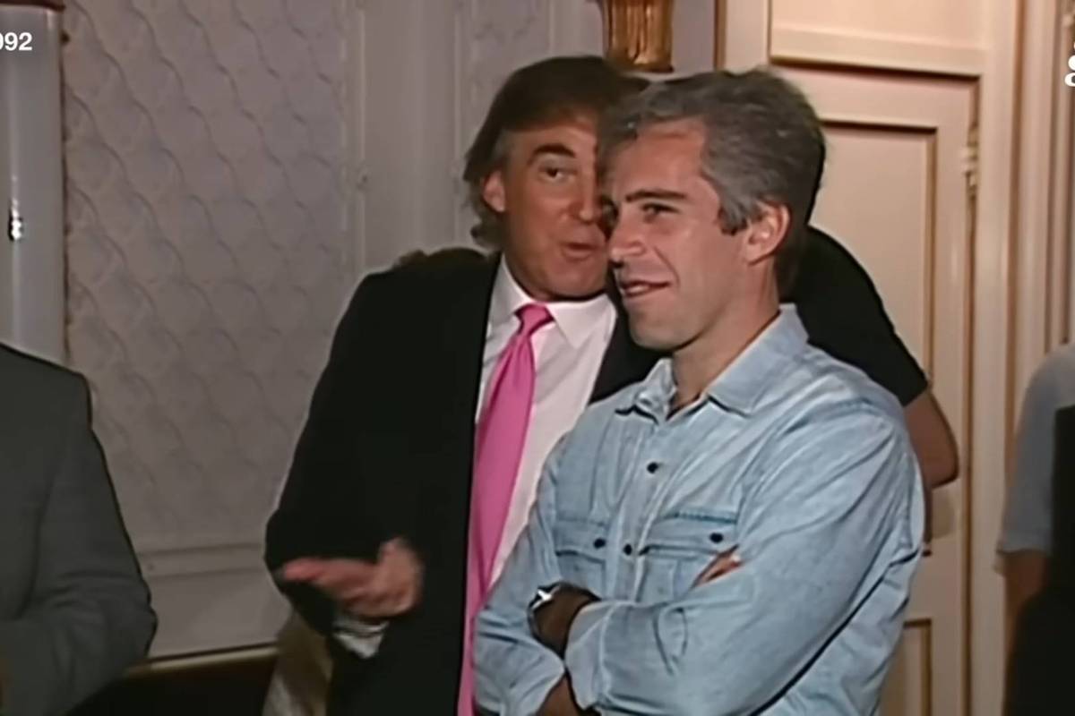 Trump acusa Biden e ex-diretor do FBI de fraudes em caso Epstein sem evidências Um vídeo gravado pelo canal de televisão NBC mostra Donald Trump em Mar-a-Lago com Jeffrey Epstein, em 1992 (Foto: Reprodução/CNBC no Youtube)