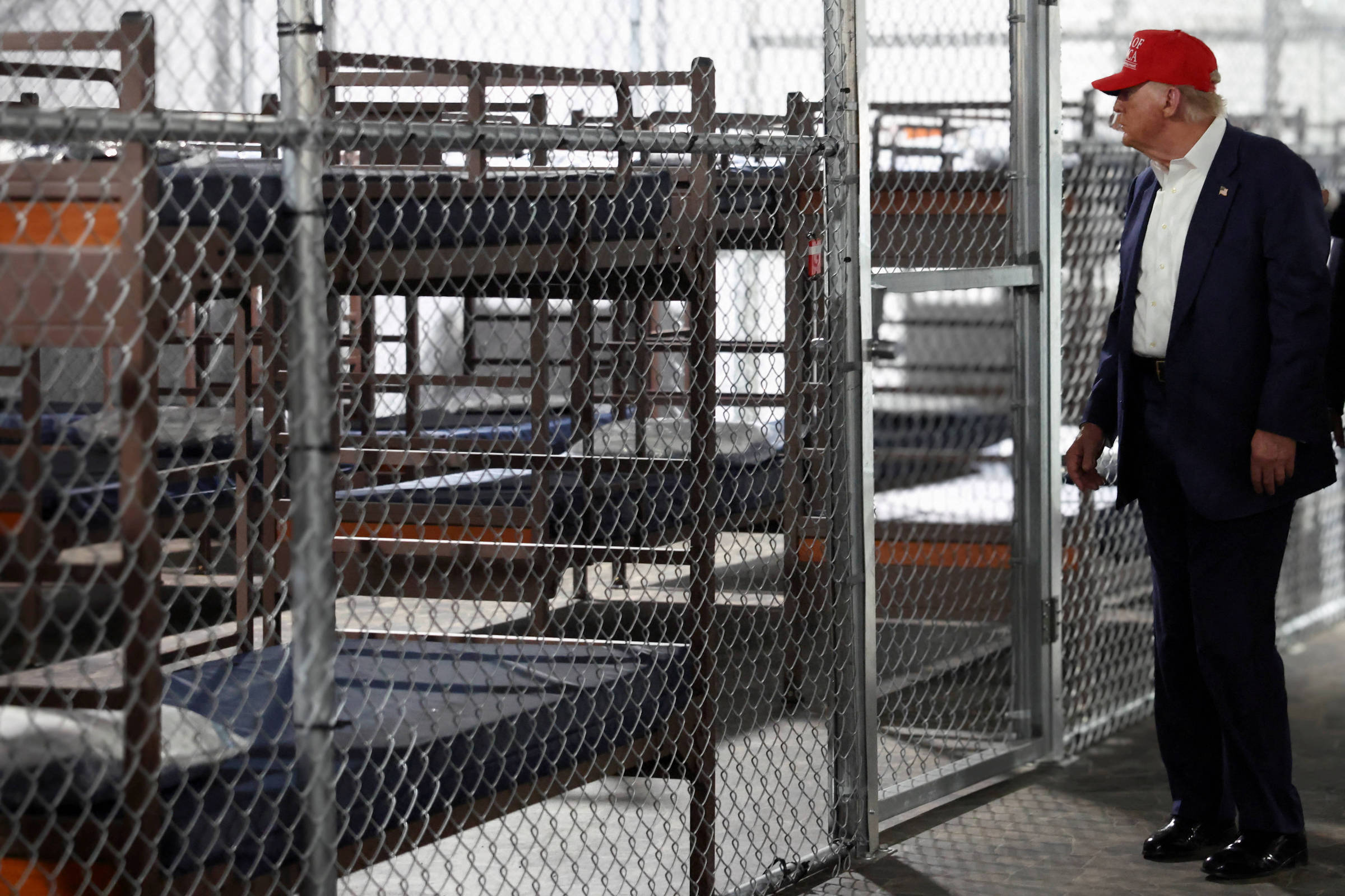 O presidente dos EUA, Donald Trump, visita um centro de detenção de migrantes informalmente conhecido como 'Alcatraz dos jacarés', na Flórida (Foto: Evelyn Hockstein - 1º.jul.2025/Reuters)