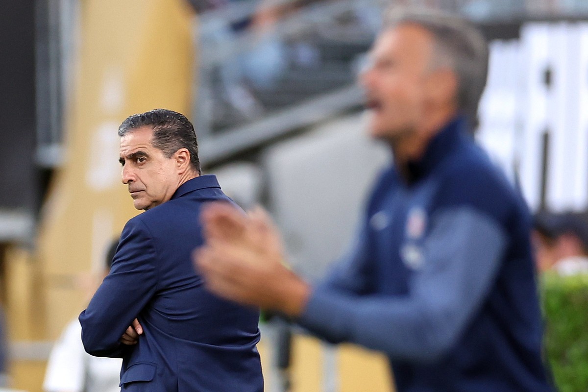 Renato Paiva e Luis Enrique em vitória do Botafogo sobre o PSG na Copa do Mundo de Clubes (Foto: Vitor Silva / Botafogo)