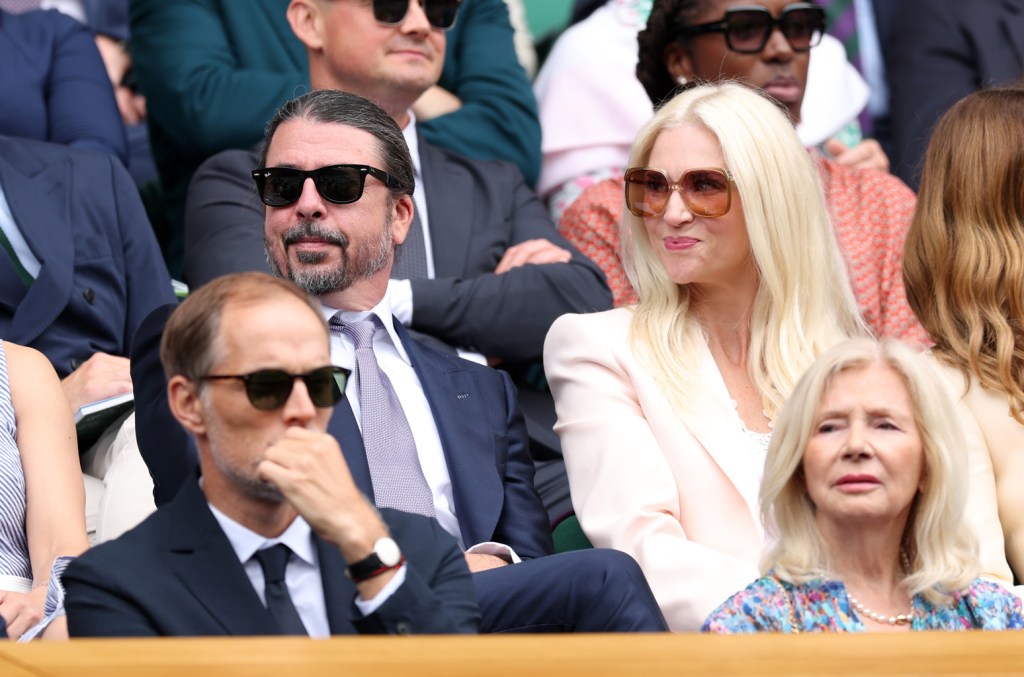 Dave Grohl e Jordyn Blum aparecem juntos após polêmica sobre paternidade Dave Grohl e a esposa Jordyn Blum compareceram a Wimbledon, marcando a primeira aparição do casal desde o anúncio do bebê secreto do baterista. (Foto: Reprodução)