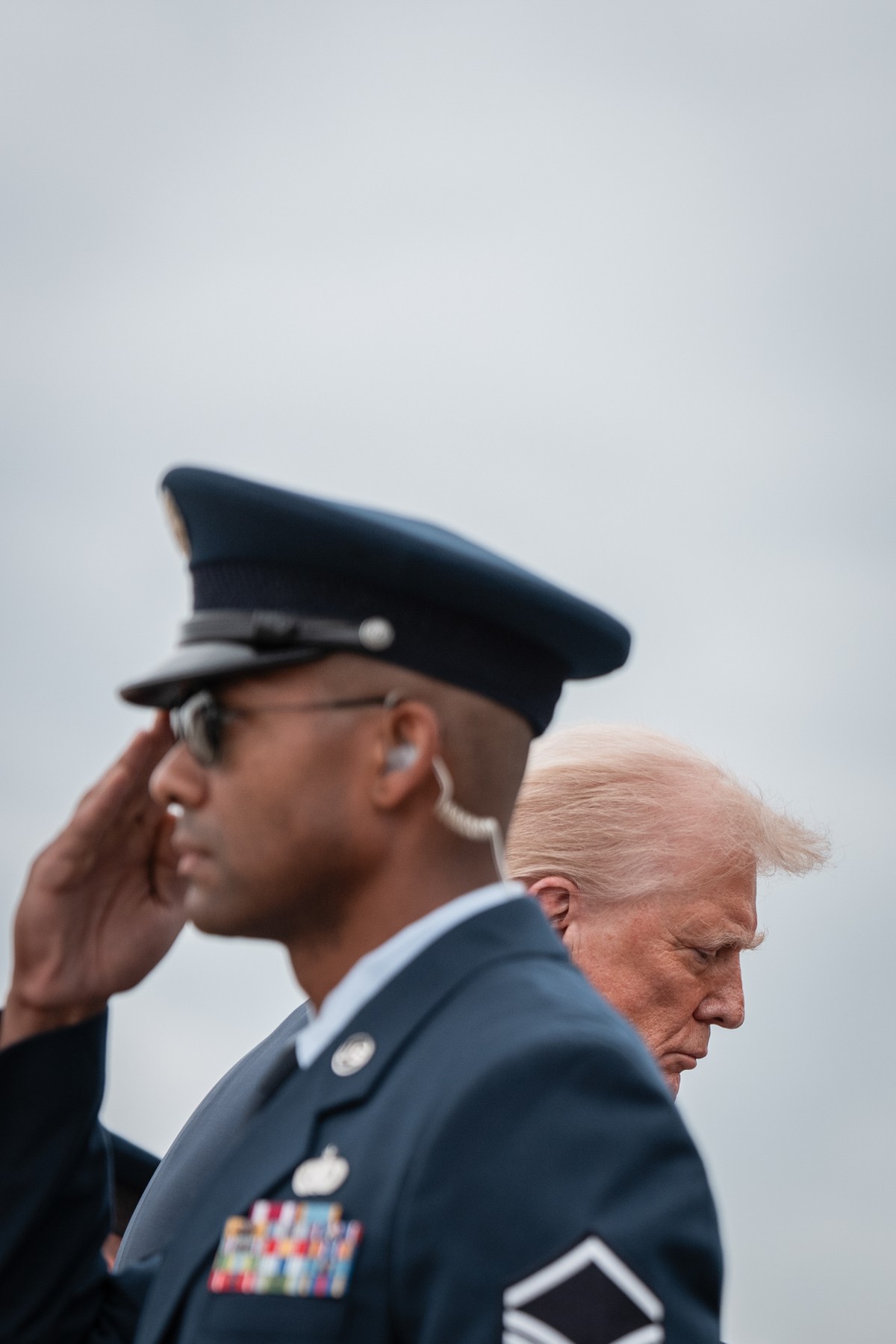 Trump autoriza ação militar dos EUA contra cartéis de drogas estrangeiros Presidente Donald Trump é saudado ao embarcar no Força Aérea Um na Base Conjunta Andrews, em Maryland (Foto: Haiyun Jiang/The New York Times)
