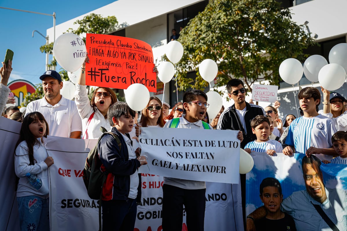 Sinaloa enfrenta fechamento de escolas e assassinato de 50 estudantes pela violência Famílias reunidas na Escola Primária Sócrates, Culiacán, pedindo justiça e segurança nas escolas para seus filhos, em janeiro de 2025. (Foto: José Betanzos Zárate / CUARTOSCURO)
