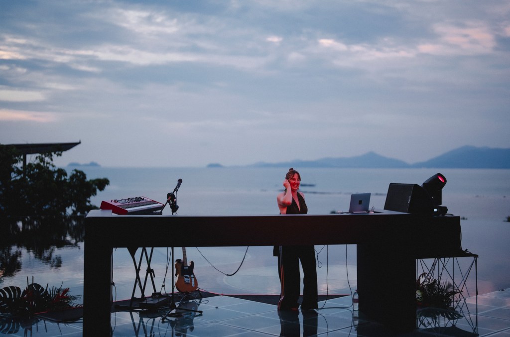 W Hotels inaugura retiro na Tailândia ideal para amantes da música W Hotel expande sua cena de música ao vivo com o retiro W Presents. Aqui está um olhar sobre o que aconteceu em sua primeira experiência de retiro na Tailândia. (Foto: Reprodução)