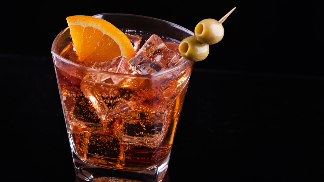 Vermute se destaca como ingrediente essencial na coquetelaria moderna PURO - Com gelo, laranja, azeitonas e um pouco de água com gás: consumo além dos drinques (Foto: Cris Cantón/moment/Getty Images)