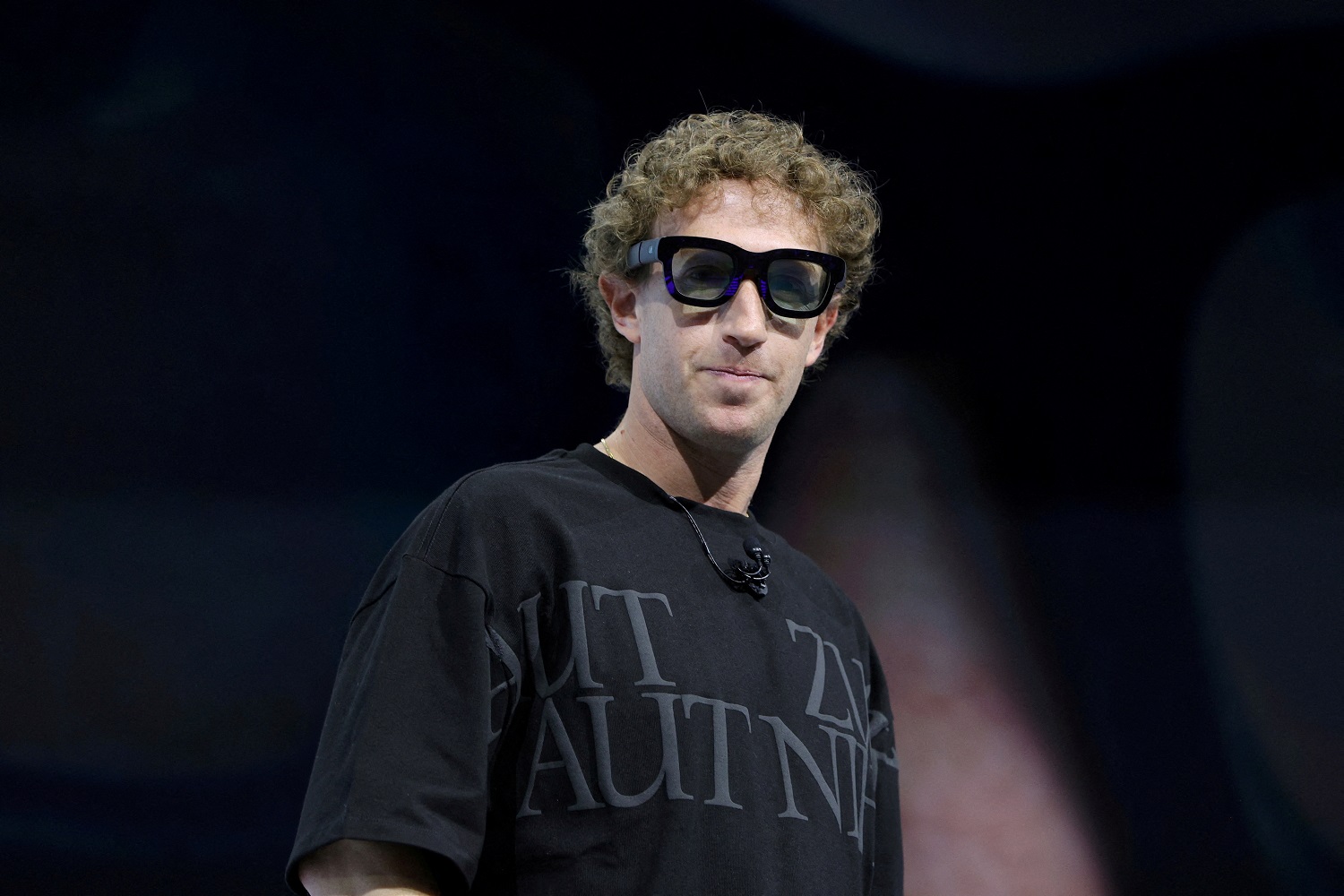 O CEO da Meta, Mark Zuckerberg, experimenta óculos de realidade aumentada Orion durante o evento anual Meta Connect na sede da empresa em Menlo Park, Califórnia, EUA, em 25 de setembro de 2024. (Foto: REUTERS/Manuel Orbegozo/Foto de Arquivo)