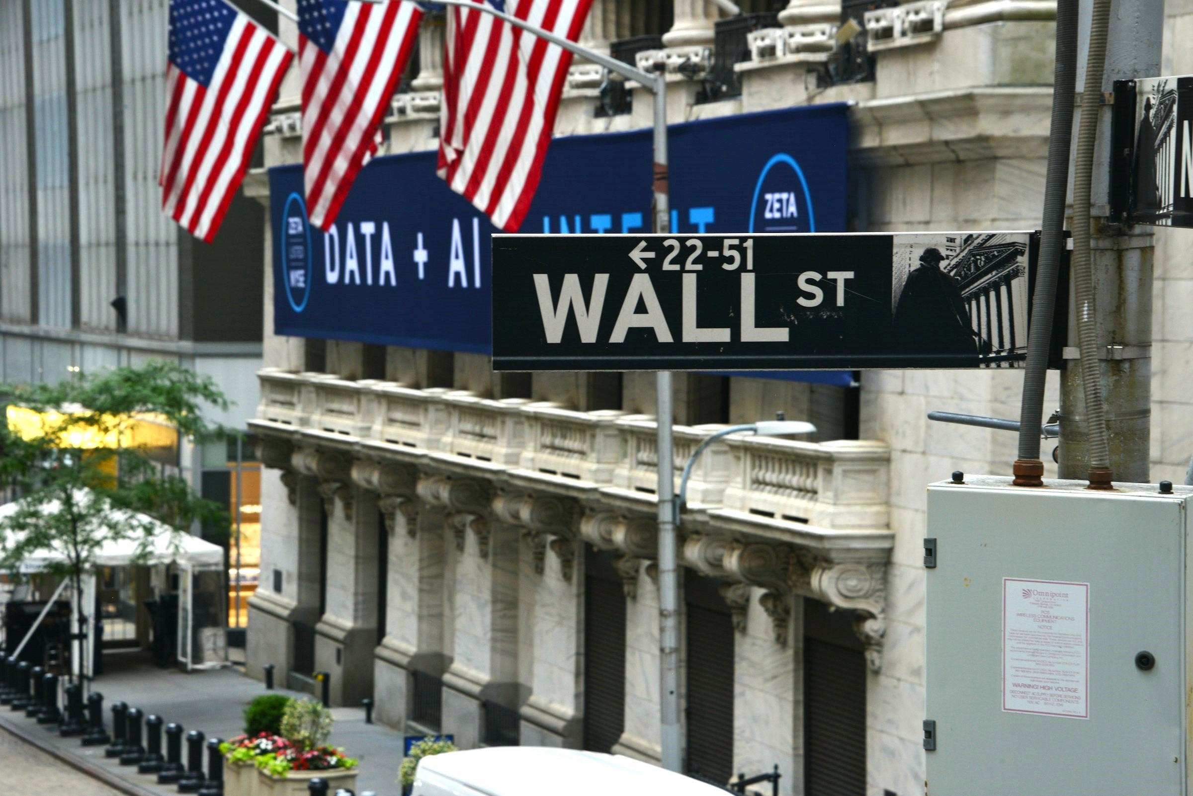Analistas de Wall Street apostam em três ações defensivas promissoras Ações da Starbucks sobem 1,8% após companhia avaliar possível venda de seus negócios na China (Foto: Reprodução)