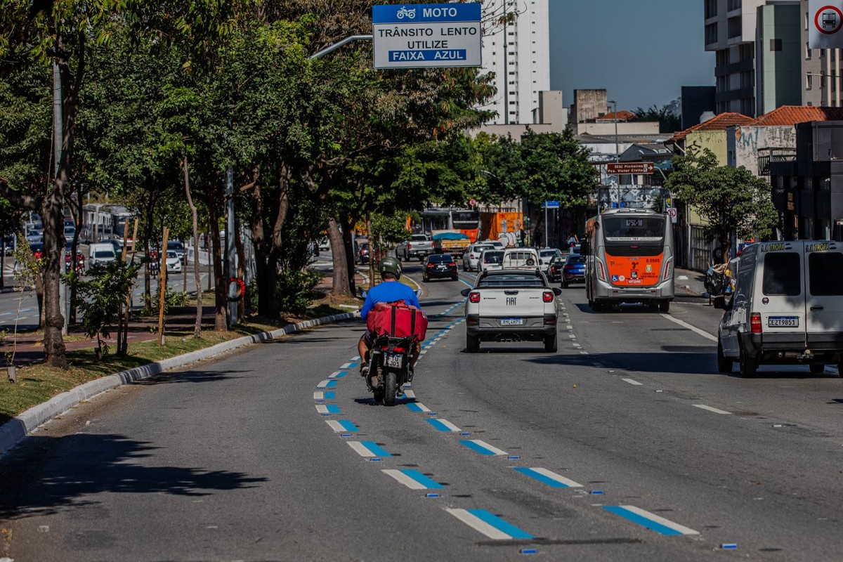 Faixa azul em SP aumenta acidentes e 70% dos motociclistas ultrapassam velocidade Faixa Azul para motos na Avenida Brigadeiro Faria Lima, em São Paulo (Foto: Edilson Dantas/ O GLOBO)