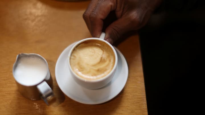 Tarifas de Trump sobre o Brasil podem encarecer ainda mais o preço do café Uma pessoa toma um café em uma cafeteria no Rio de Janeiro, Brasil, em 10 de julho de 2025. (Foto: Pilar Olivares | Reuters)