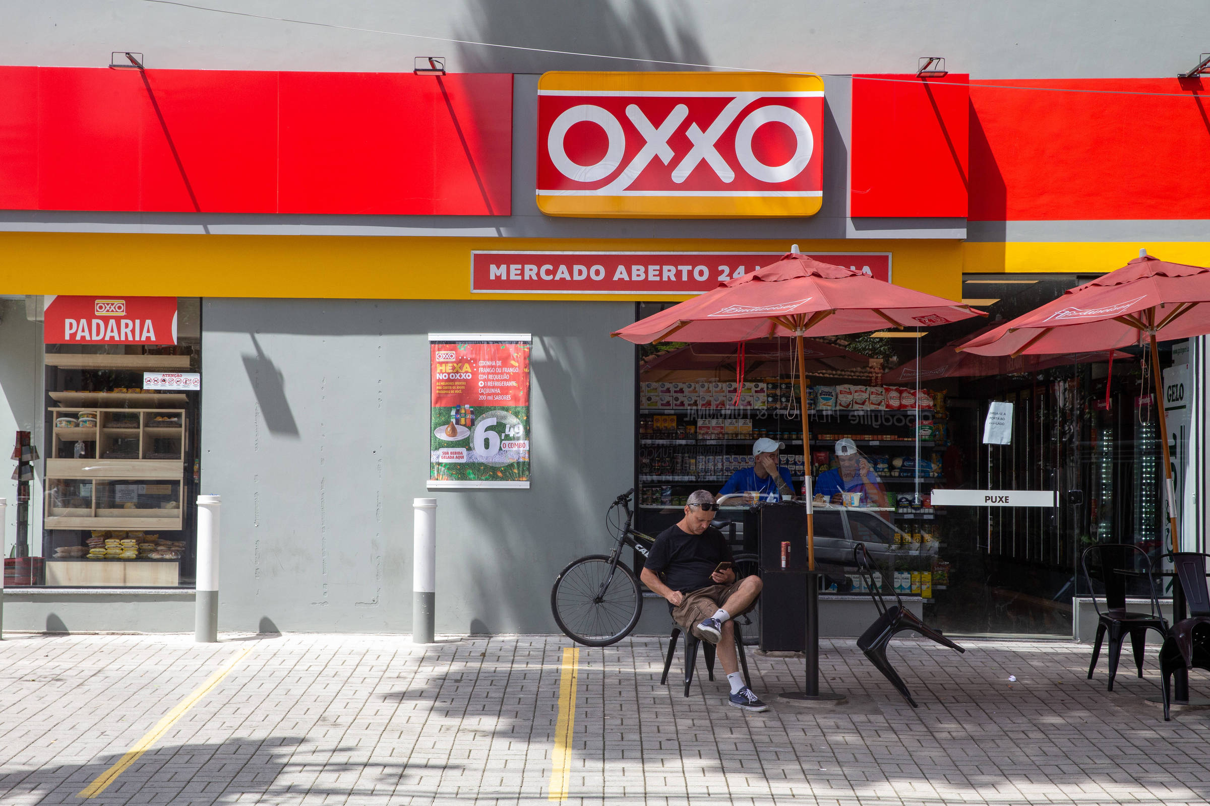 Loja da rede Oxxo na cidade de São Paulo; redes de varejo estão entre as principais locatárias de fachadas ativas na capital paulista (Foto: Danilo Verpa - 14.nov.2022/Folhapress)