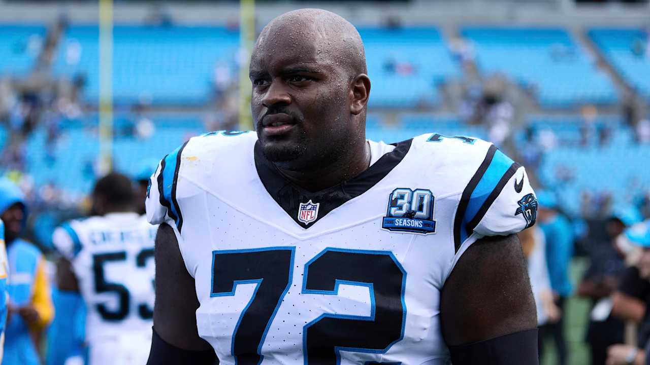 Taylor Moton celebra retorno do elenco completo da linha ofensiva dos Panthers Foto: Reprodução/@NFL