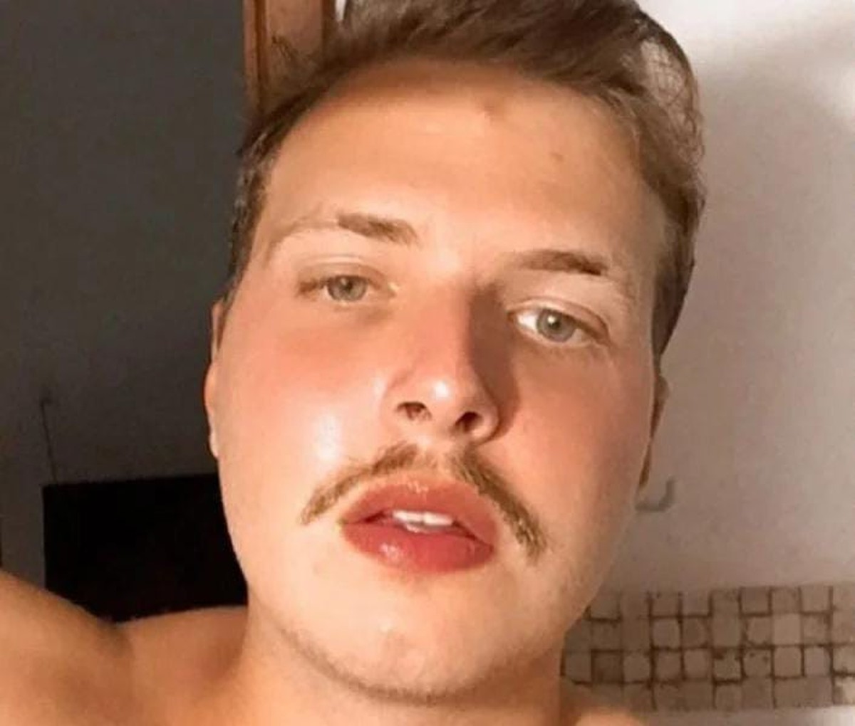 Homem é acusado de matar segurança com canivete em Búzios por motivo fútil Vitor Gonçalves Mattos Viana foi denunciado por atacar com canivete segurança na Orla Bardot (Foto: Reprodução)