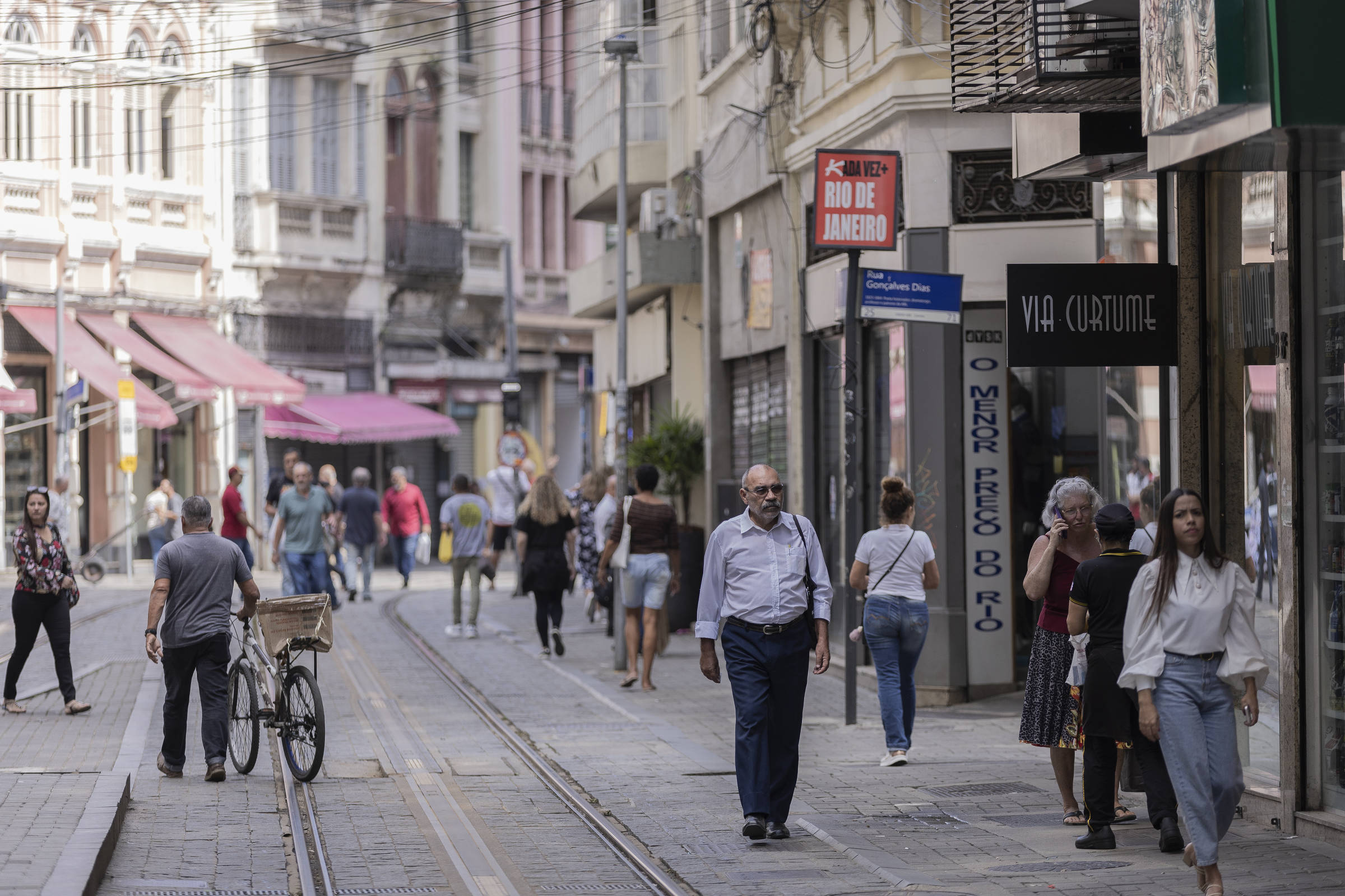 Prefeitura do Rio desapropria imóveis para leilão em área de teatros históricos Movimentação diurna na rua Sete de Setembro, no centro do Rio de Janeiro (Foto: Eduardo Anizelli - 31.ago.2023/Folhapress)