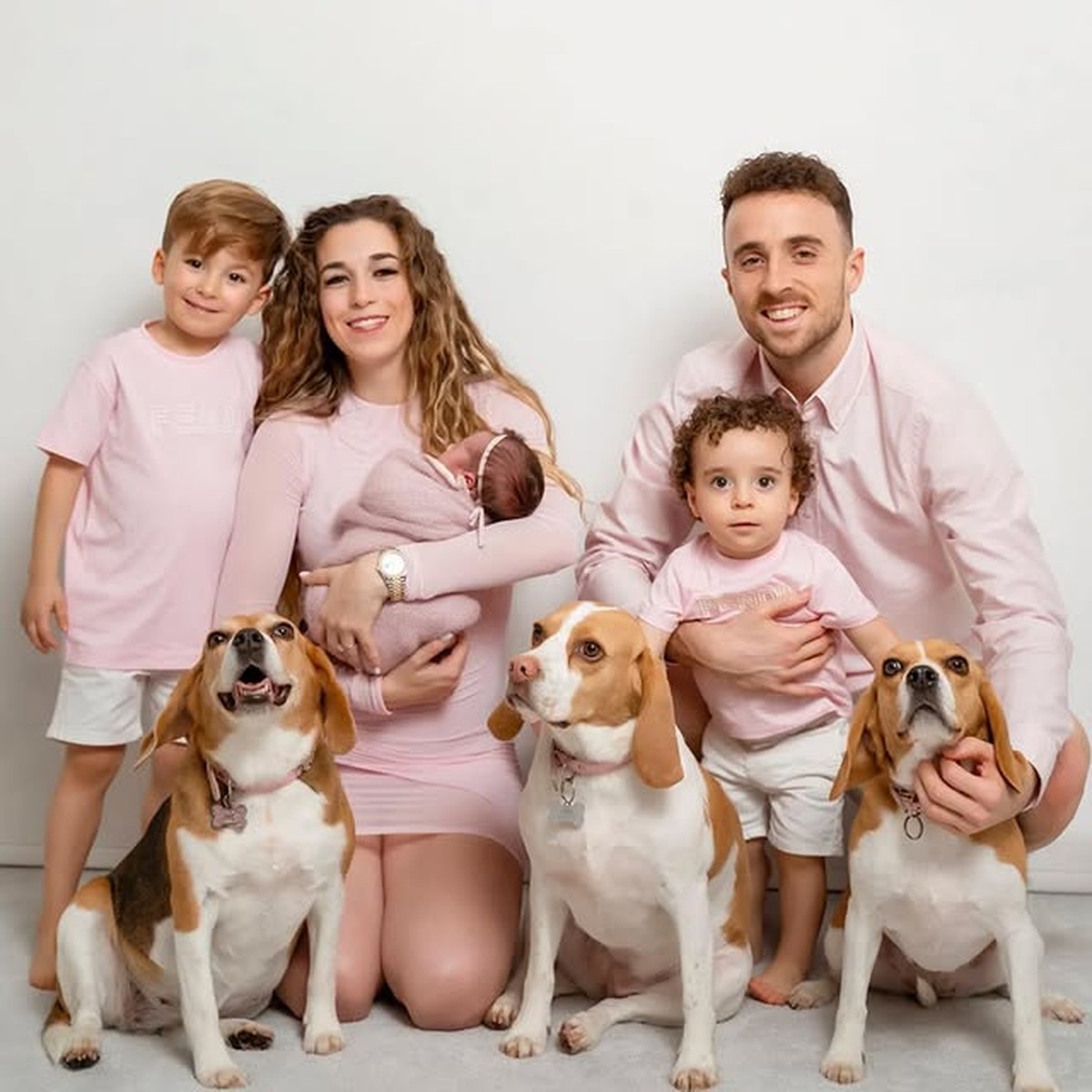 Diogo Jota, aos 28 anos, deixa legado no futebol feminino e inspira filhos com Marta Digo Jota, Rute Cardos, os filhos e cachorro: casal havia feito uma festa de casamento há 11 dias (Foto: Reprodução)