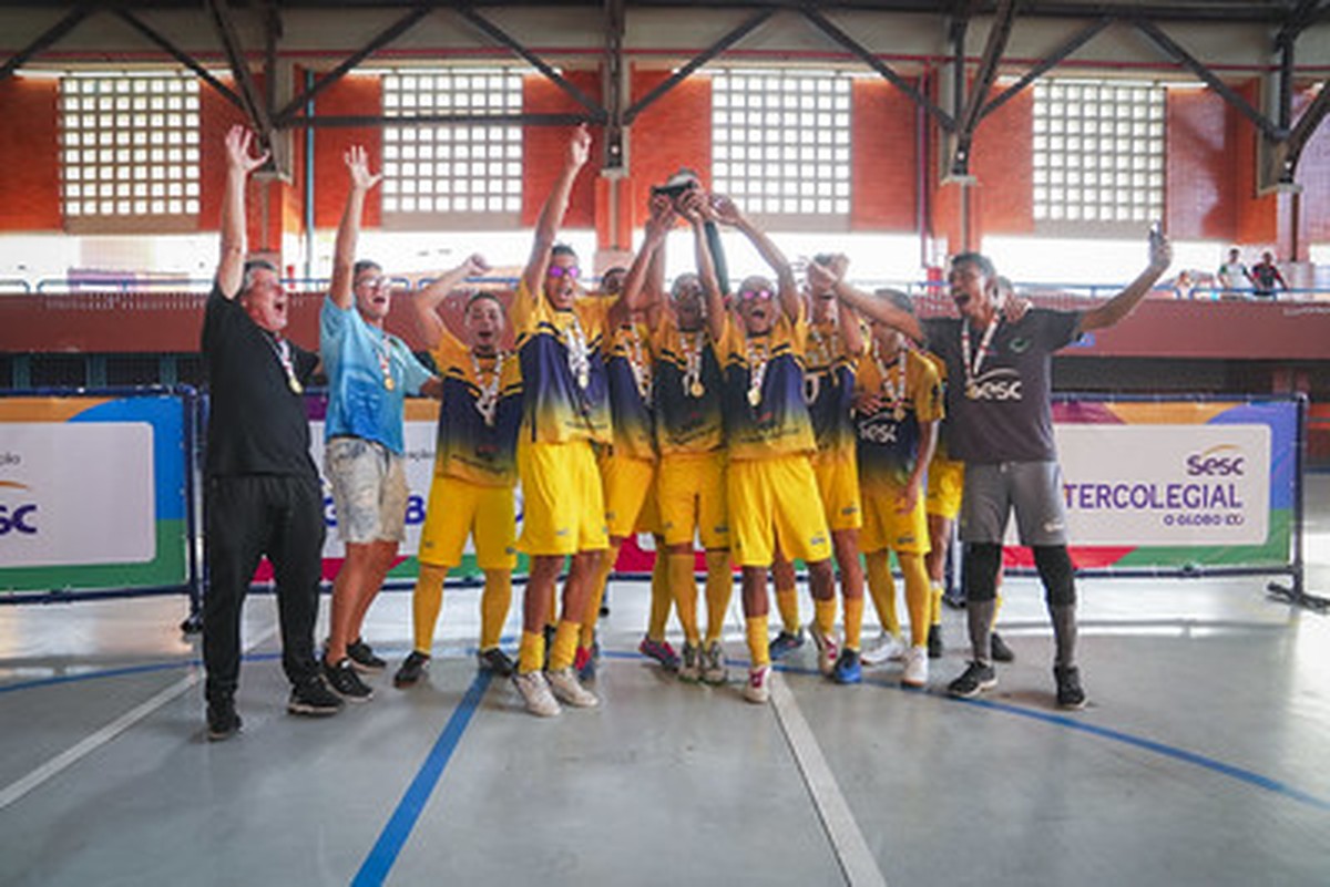 Alunos do Ciep Astrogildo Pereira, de Saquarema, foram os campeões na categoria sub-18 masculina no futsal do Intercolegial 2025 (Foto: Joilson Marcone)