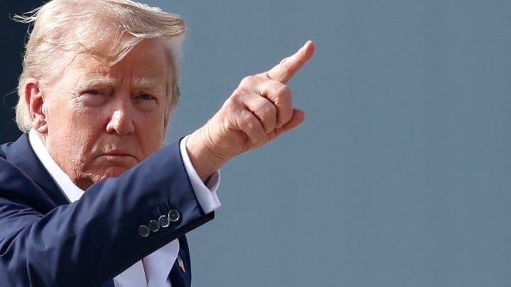 Altos rendimentos podem enfrentar 45,5% de imposto sob nova proposta de Trump O presidente dos EUA, Donald Trump, gesticula antes de embarcar no Air Force One enquanto retorna a Washington, D.C., em Lossiemouth, Escócia, Reino Unido, em 29 de julho de 2025. (Foto: Evelyn Hockstein | Reuters)