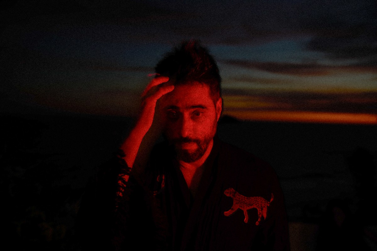 Alberto Continentino lança seu terceiro disco solo e se destaca na música brasileira Alberto Continentino já tocou com nomes como Ed Motta, Adriana Calcanhotto e Caetano Veloso: 'Sempre fui muito aprendiz. Isso me ajudou a absorver muita cultura' (Foto: Flavio Marques / Divulgação)