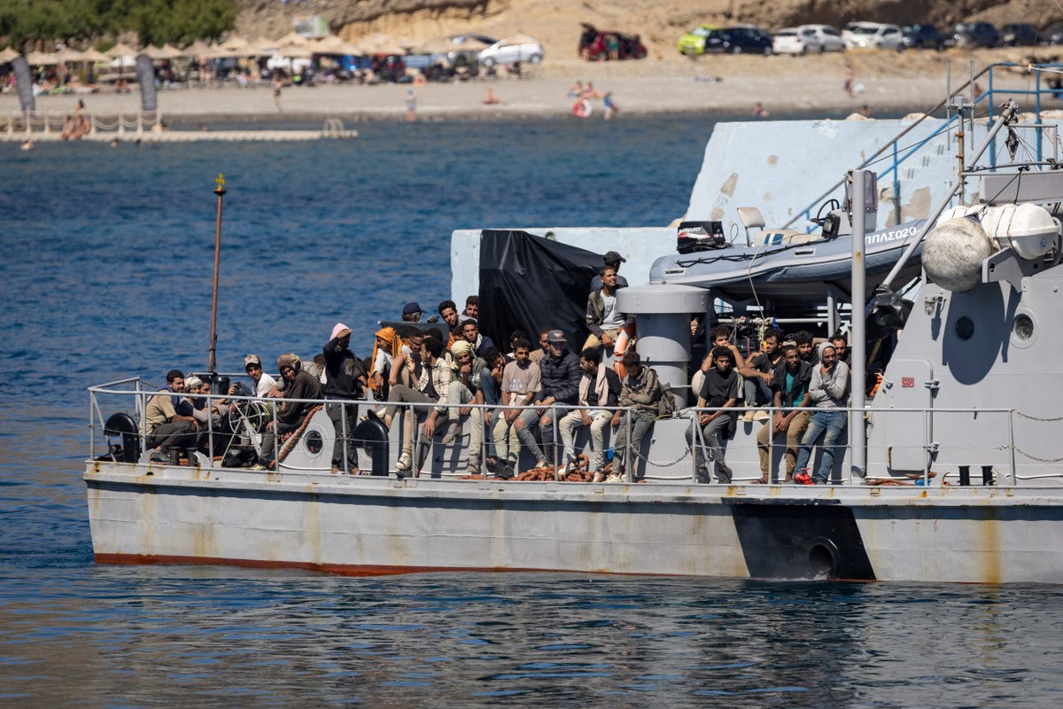 Grécia resgata centenas de migrantes em operação durante o fim de semana Grécia resgata centenas de migrantes durante fim de semana (Foto: Costas Metaxakis/AFP)