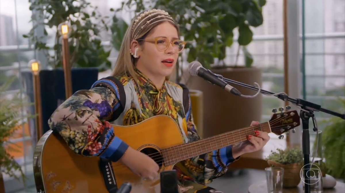 Marília Mendonça se apresenta com o violão, em 2021, no programa 'Conversa com Bial', da TV Globo (Foto: Reprodução/Globoplay)