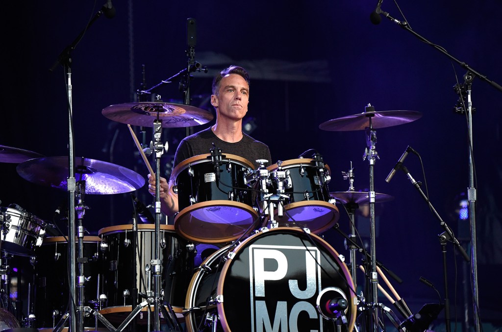 Matt Cameron deixa o Pearl Jam após 27 anos de contribuição à banda O baterista do Pearl Jam, Matt Cameron, está deixando a banda após 27 anos, informou o músico e a banda em declarações. (Foto: Reprodução)
