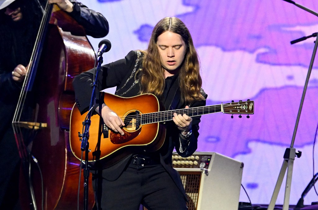 Billy Strings, aficionado por bluegrass, mostrou seus gostos diversos como parte de uma nova colaboração com a banda canadense de death metal Cryptopsy. (Foto: Reprodução)